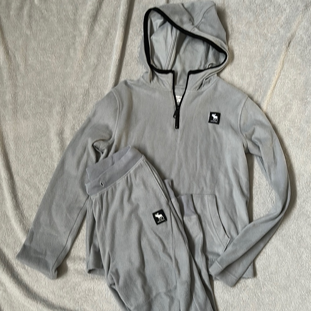 Size 13/14 boys grey fleece sweatsuit. Good condition
